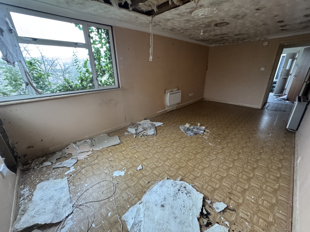 Lot: 156 - TWO DETACHED BUNGALOWS FOR IMPROVEMENT IN POPULAR LOCATION - 10- Living room